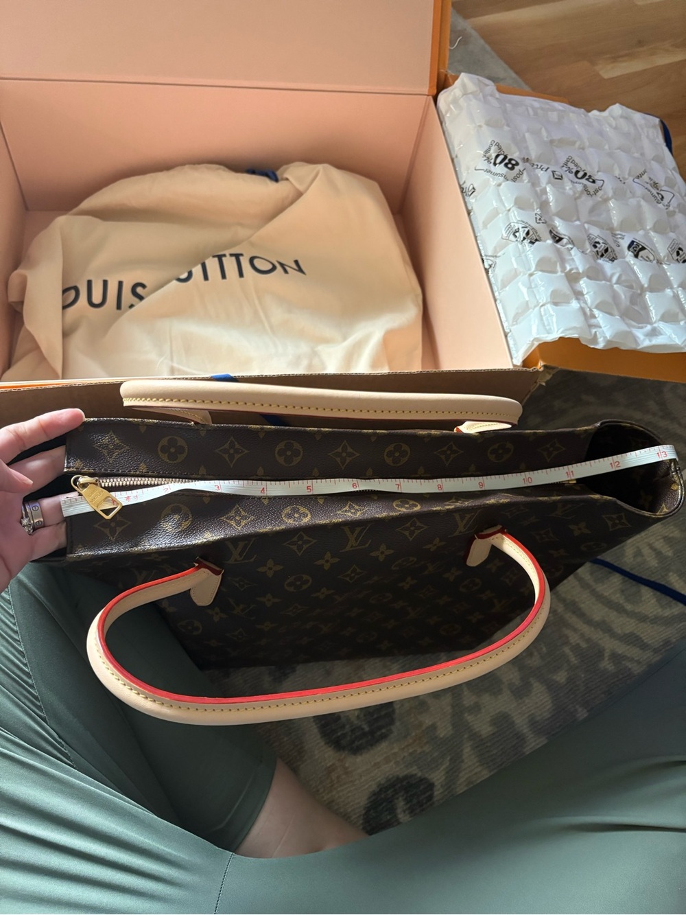 Louis Vuitton Monogram Tote with Natural Vachetta Handles - Picture 5 of 15